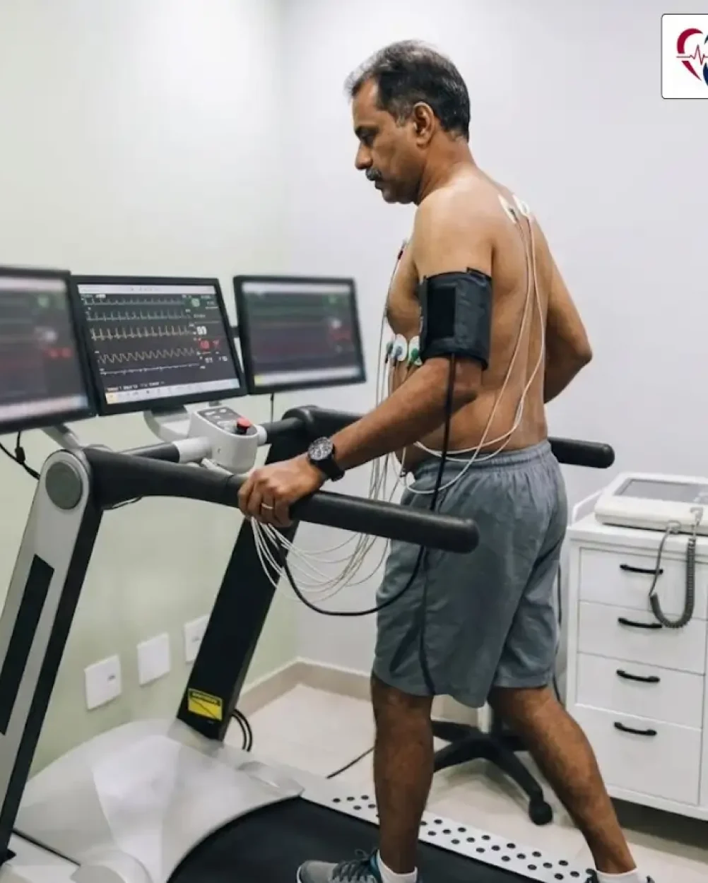 Man undergoing exercise stress test in Ravet.